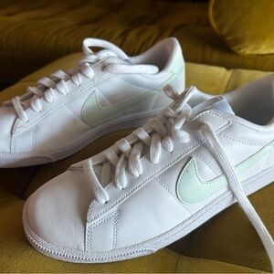 Women’s Nike tennis shoe